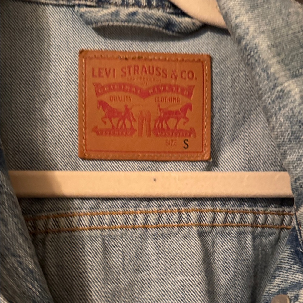Levi Denim Jacket. Size small - Picture 2 of 4